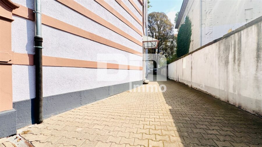 (R)eserviert!Modernisierte Altbau-Zweizimmerwohnung mit Balkon + Stellplatz (optional) - Zufahrt Innenhof